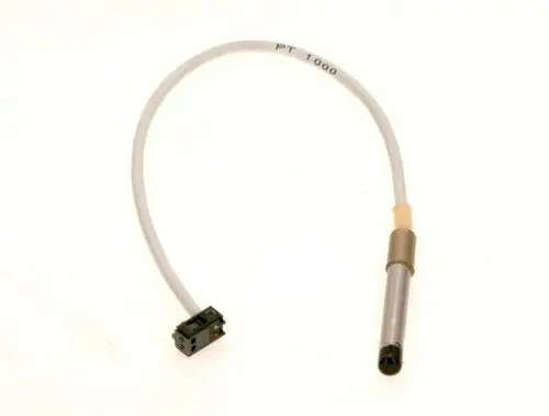 Temperaturfühler von Bosch mit einem Sensor am Ende und einem Anschlussstecker. Der Sensor besteht aus einem Aluminiumgehäuse und einem transparenten Kabel.
